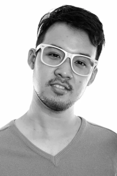 Ansikte av unga asiatiska lycklig ler medan bär glasögon — Stockfoto