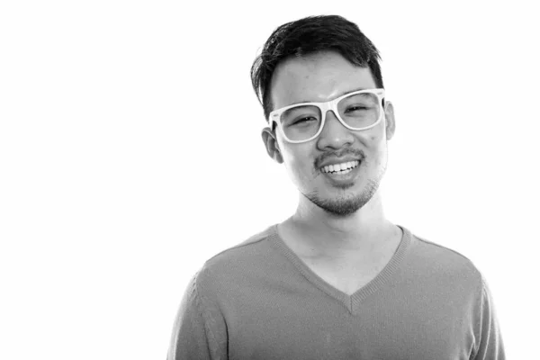 演播室拍摄的年轻快乐的亚洲男人戴着眼镜微笑的照片 — 图库照片