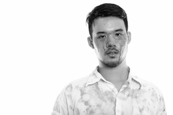 Estúdio tiro de jovem louco asiático homem com sangue no rosto — Fotografia de Stock