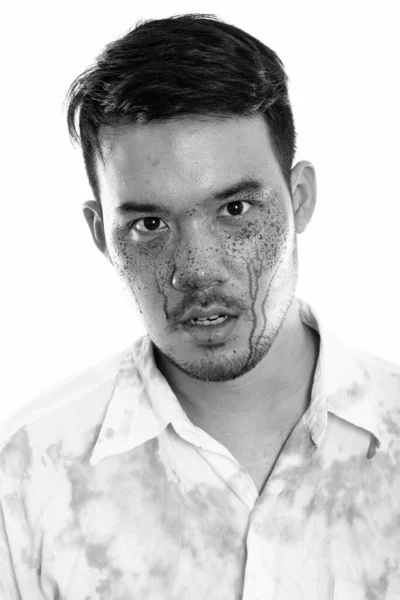 Visage de jeune fou asiatique avec du sang sur le visage — Photo