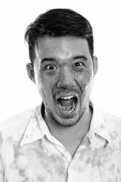 Őrült ázsiai fiatalember sikít a vér arc arc — Stock Fotó