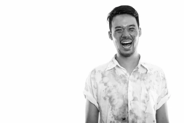 Studio skott av unga glada galna asiatiska mannen ler och skrattar med blod i ansiktet — Stockfoto