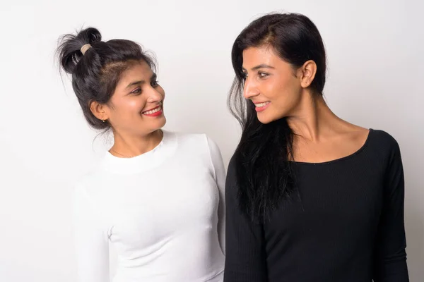 Dos jóvenes felices hermosas mujeres persas sonriendo y mirándose —  Fotos de Stock