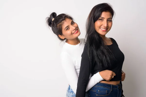 Två glada unga vackra persiska kvinnor omfamna tillsammans — Stockfoto