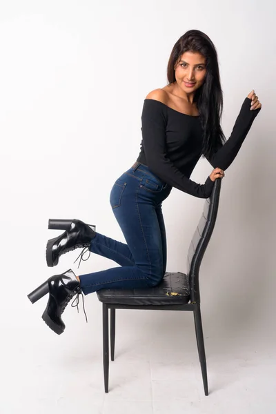 Pełne ujęcie młodej, pięknej Perskiej kobiety klęczącej na krześle — Zdjęcie stockowe