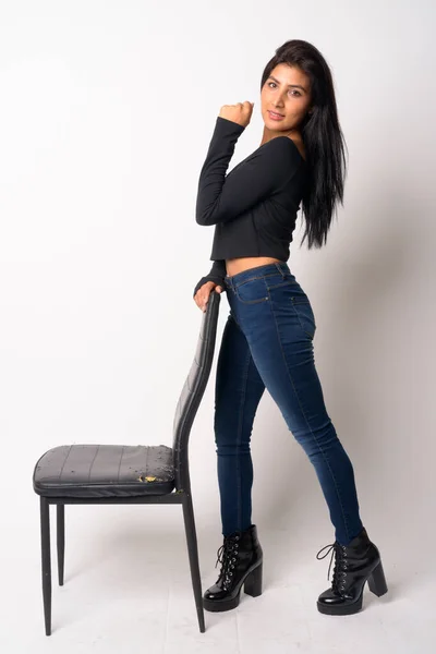 Cuerpo completo de joven hermosa mujer persa apoyada en la silla — Foto de Stock
