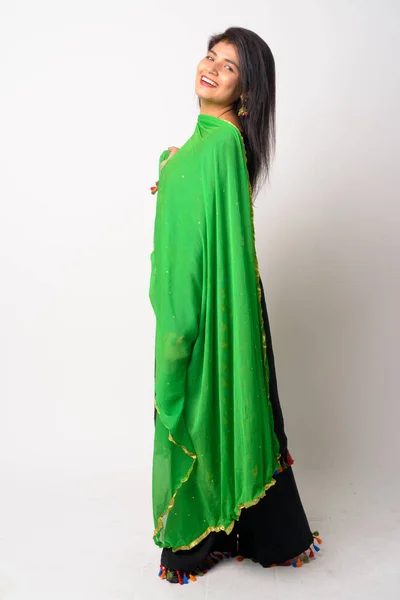 Corpo inteiro tiro de feliz jovem mulher persa sorrindo em roupas tradicionais — Fotografia de Stock