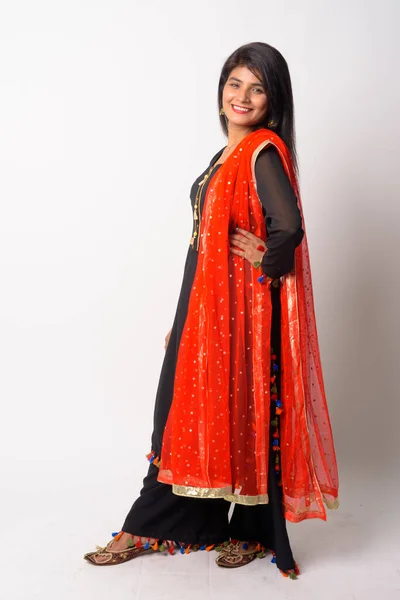 Full body shot di felice giovane donna persiana sorridente in abiti tradizionali — Foto Stock