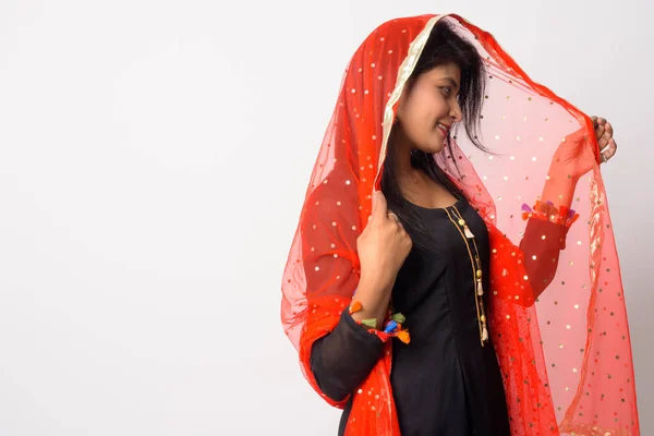 Perfil vista de feliz jovem mulher persa sorrindo em roupas tradicionais — Fotografia de Stock