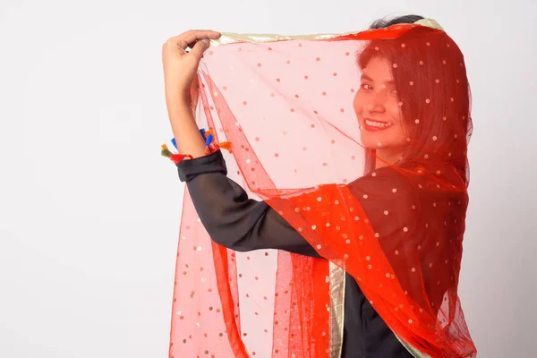 快乐的年轻波斯女人穿着传统服装微笑着 — 图库照片