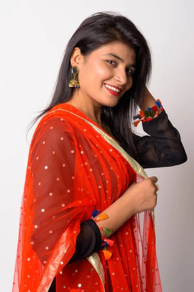Profilo vista di felice giovane donna persiana guardando la fotocamera in abbigliamento tradizionale — Foto Stock