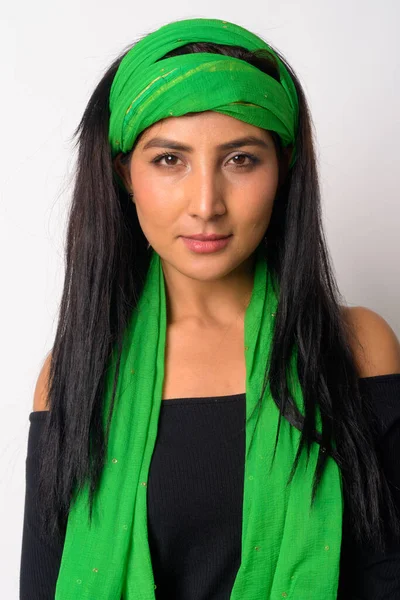 Ansikte av ung vacker persisk kvinna med huvud halsduk — Stockfoto