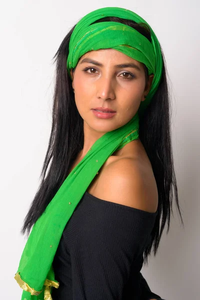 Volto di giovane bella donna persiana con la testa sciarpa guardando la fotocamera — Foto Stock