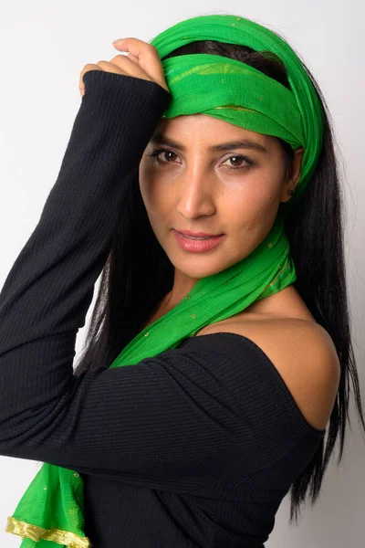 Volto di giovane bella donna persiana con sciarpa testa — Foto Stock