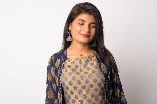 Volto di giovane bella donna persiana rilassante con gli occhi chiusi in abiti tradizionali — Foto Stock