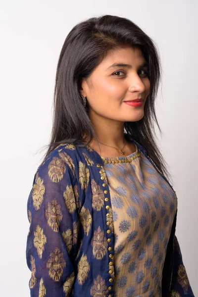 Rosto da jovem bela mulher persa em roupas tradicionais — Fotografia de Stock