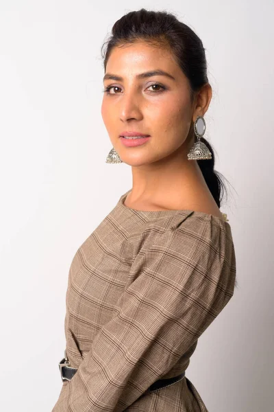 Ansikte av unga vackra Persiska kvinnan tittar på kameran — Stockfoto