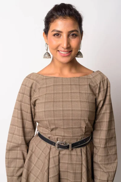 Glücklich junge schöne persische Frau mit gebundenen Haaren lächelnd — Stockfoto