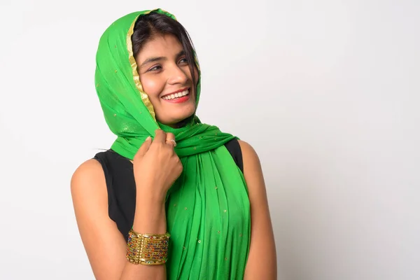 Rosto de feliz jovem persa pensando em roupas tradicionais — Fotografia de Stock
