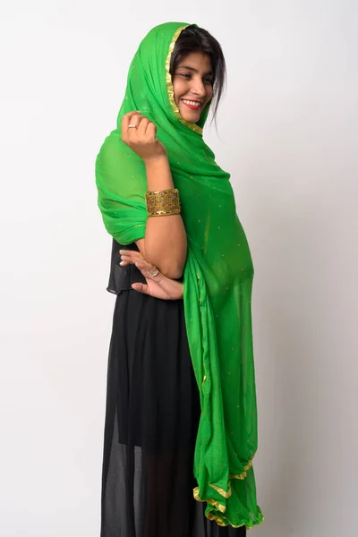 Счастливая молодая персидская женщина думает в традиционной одежде — стоковое фото