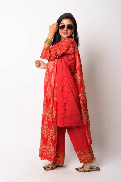 Full body shot di felice giovane donna persiana con occhiali da sole in abbigliamento tradizionale — Foto Stock