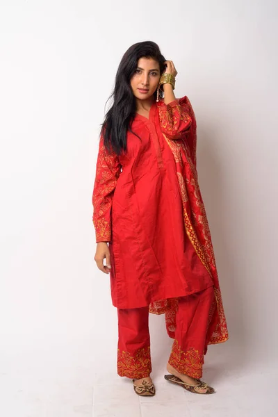 Full body shot di giovane donna persiana in abiti tradizionali — Foto Stock