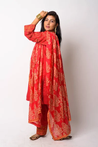 Полный снимок тела молодой персидки в традиционной одежде — стоковое фото