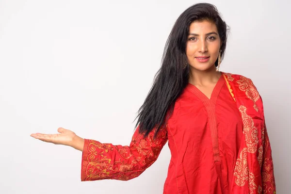 Felice giovane donna persiana mostrando qualcosa in abiti tradizionali — Foto Stock