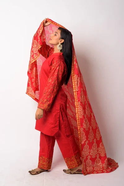 Corpo inteiro tiro vista perfil da jovem mulher persa em roupas tradicionais — Fotografia de Stock