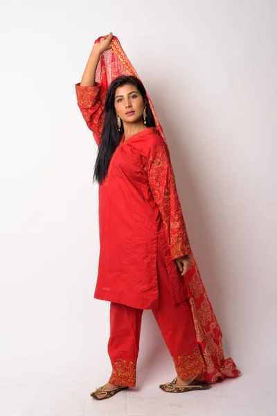 Ganzkörperaufnahme einer jungen Perserin in traditioneller Kleidung — Stockfoto