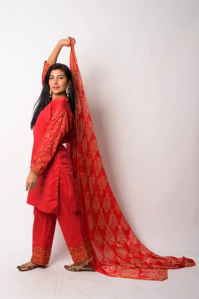 Ganzkörperaufnahme einer jungen Perserin in traditioneller Kleidung — Stockfoto
