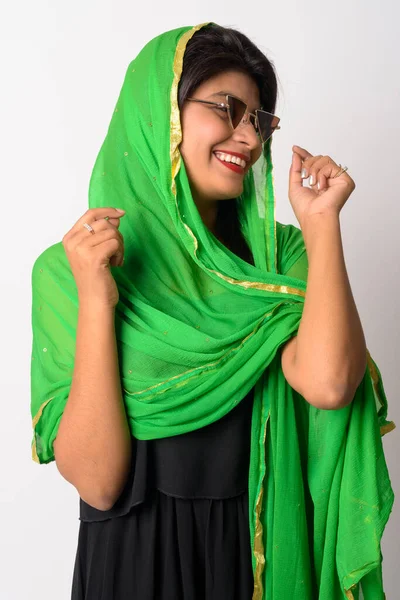 Feliz joven persa con gafas de sol sonriendo con ropa tradicional — Foto de Stock