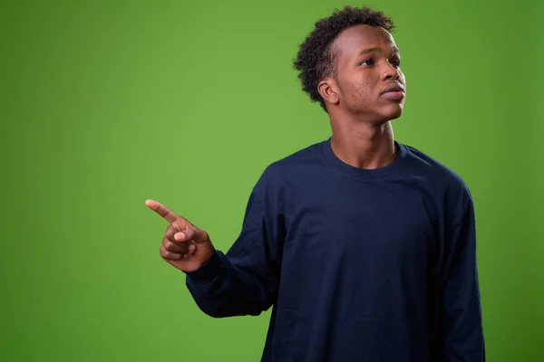 Giovane uomo africano sullo sfondo verde — Foto Stock