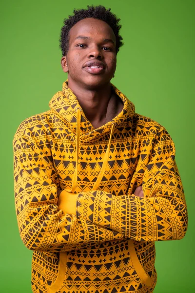 Fiatal afrikai ember ellen zöld háttér — Stock Fotó