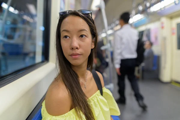 Молодая туристка, путешествующая по городу Бангкок на метро — стоковое фото