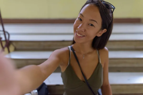 Žena s úsměvem a s osobním pohledem selfie — Stock fotografie