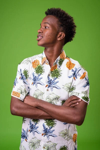 Fiatal afrikai turista férfi készen áll a nyaralás ellen zöld backg — Stock Fotó