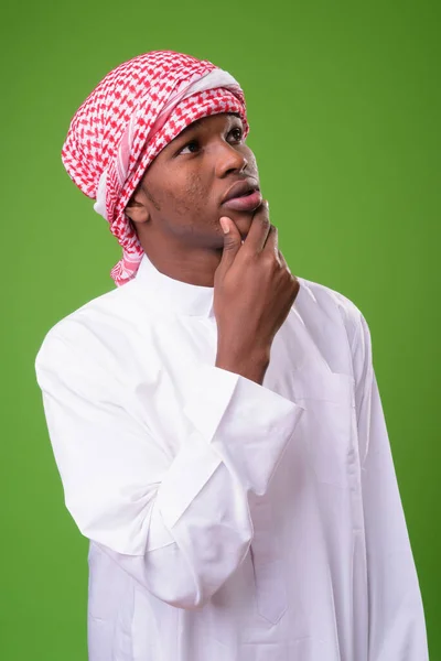 Joven africano vestido con ropa musulmana tradicional contra el género — Foto de Stock