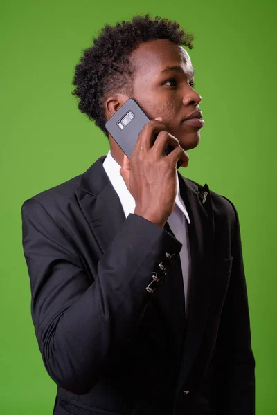 Joven empresario africano contra el fondo verde — Foto de Stock