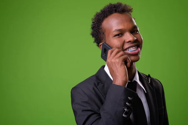 Afrikanischer Geschäftsmann mit grünem Hintergrund — Stockfoto