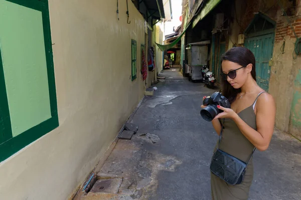 Jeune touriste explorant la ville de Bangkok — Photo