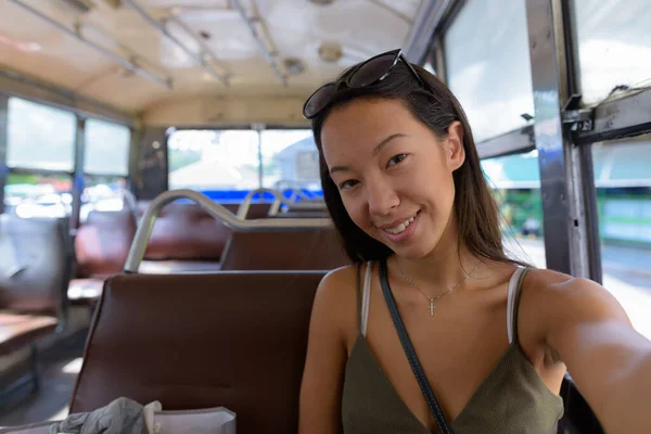 Jeune touriste explorant la ville de Bangkok en bus — Photo