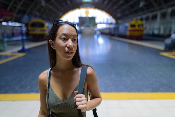 Молодая туристка, исследующая город Бангкок на вокзале — стоковое фото