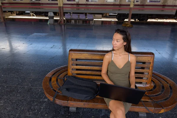 Jeune femme touristique assis et utilisant un ordinateur portable — Photo