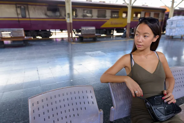 Mladá turistka prozkoumávající město Bangkok na vlakovém nádraží — Stock fotografie