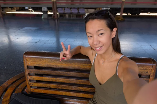 Mulher sorrindo e tomando selfie ponto de vista pessoal — Fotografia de Stock