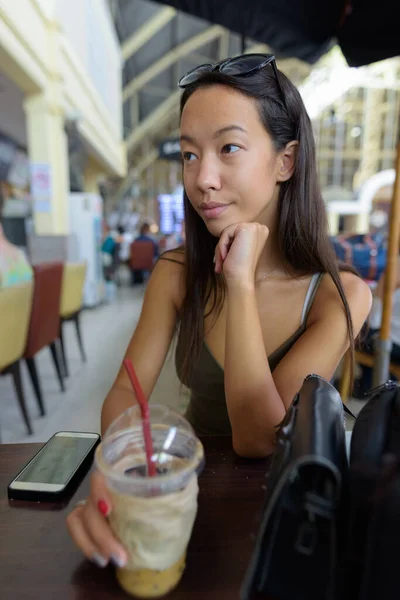 Mladá turistka prozkoumávající město Bangkok na vlakovém nádraží — Stock fotografie