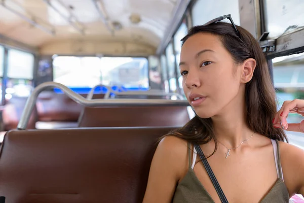 Молодая туристка, путешествующая по городу Бангкок на автобусе — стоковое фото