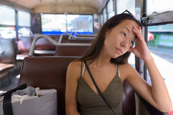 Молодая туристка, путешествующая по городу Бангкок на автобусе — стоковое фото