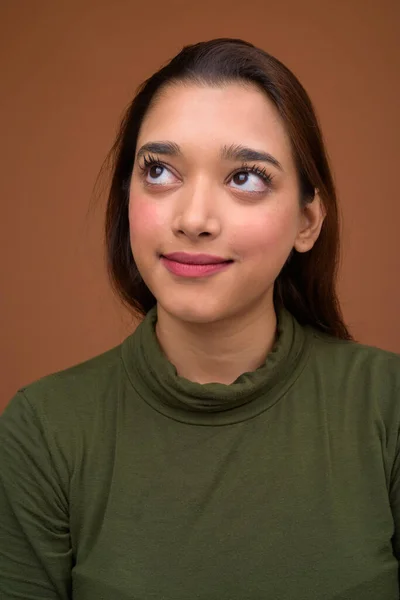 Giovane bella donna indiana contro sfondo marrone — Foto Stock